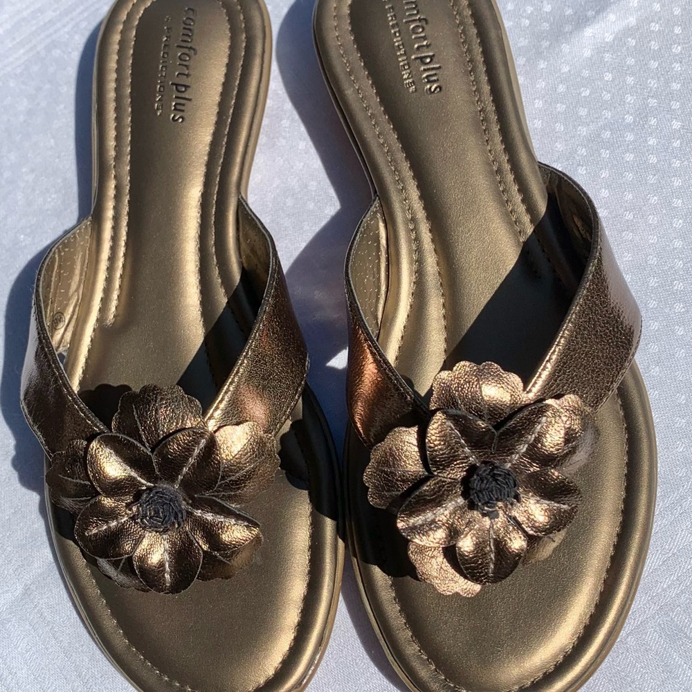 Comfort Plus by Predictions Vintage Gold/Bronze Sandal with Flower Appliqué 9.5